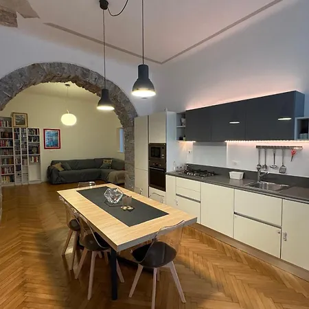 House 1826 In The Marine Heart Of アパート トリエステ